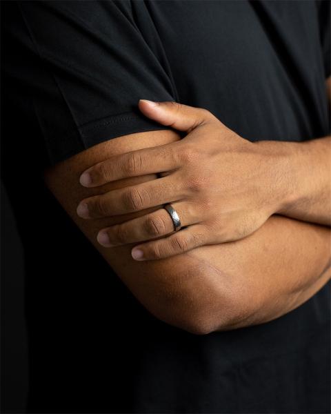 5 mm Titanring mit facettiertem grauem Finish - Pulso Silver